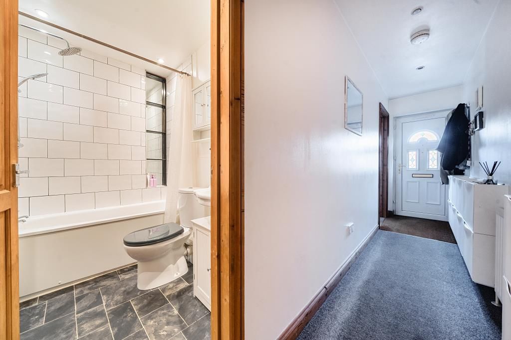 Property photo 3 of 17 Entrance Hall