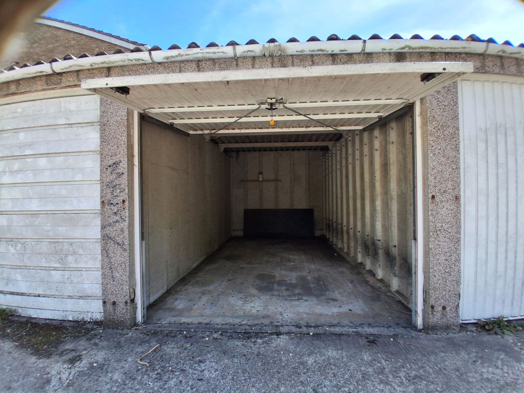 Property photo 1 of 1 Garage