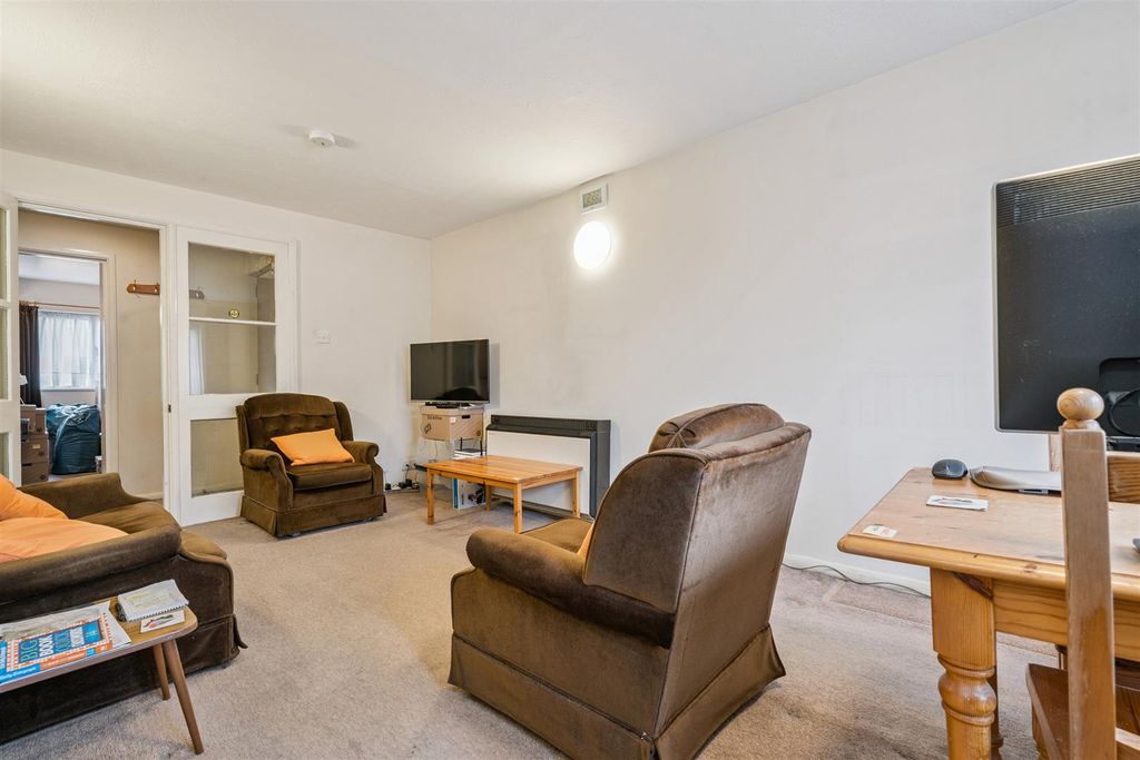 Property photo 2 of 10 5 St Benedicts Close, London Reception 1.Jpg
