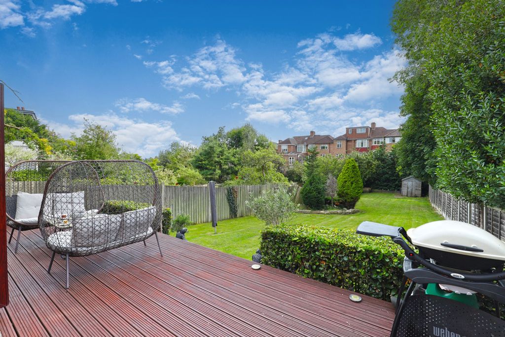 Property photo 2 of 27