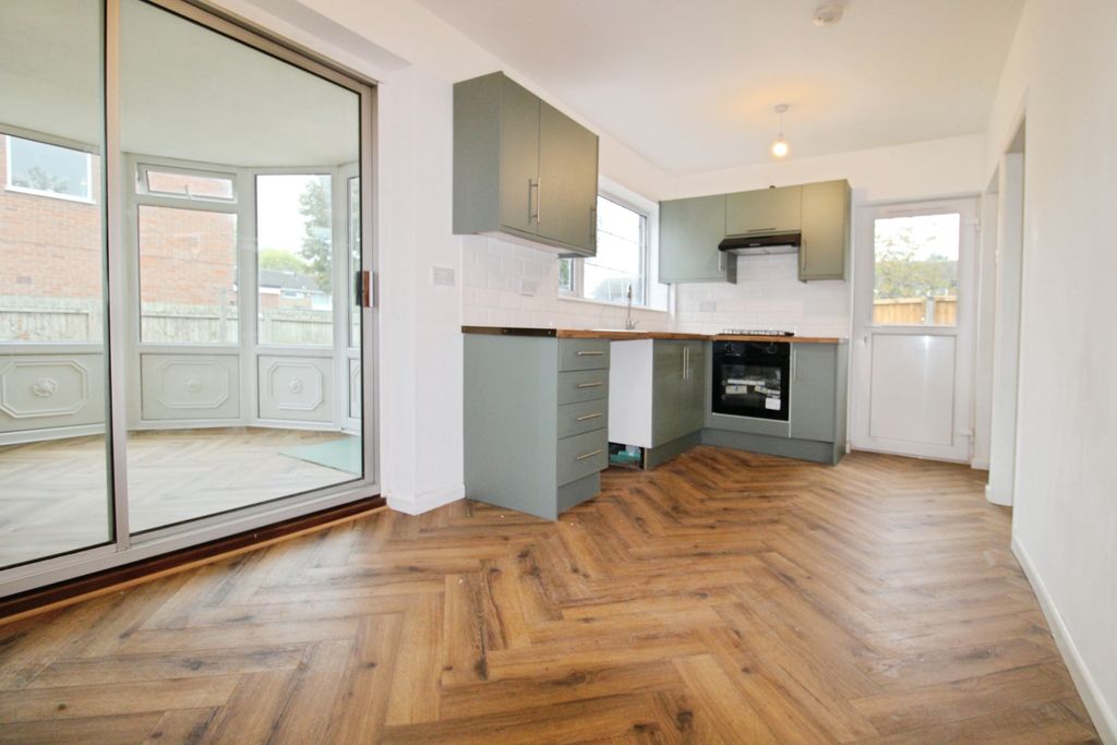 Property photo 3 of 10 Kitchen