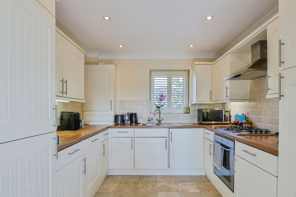 Property photo 2 of 17 Photo