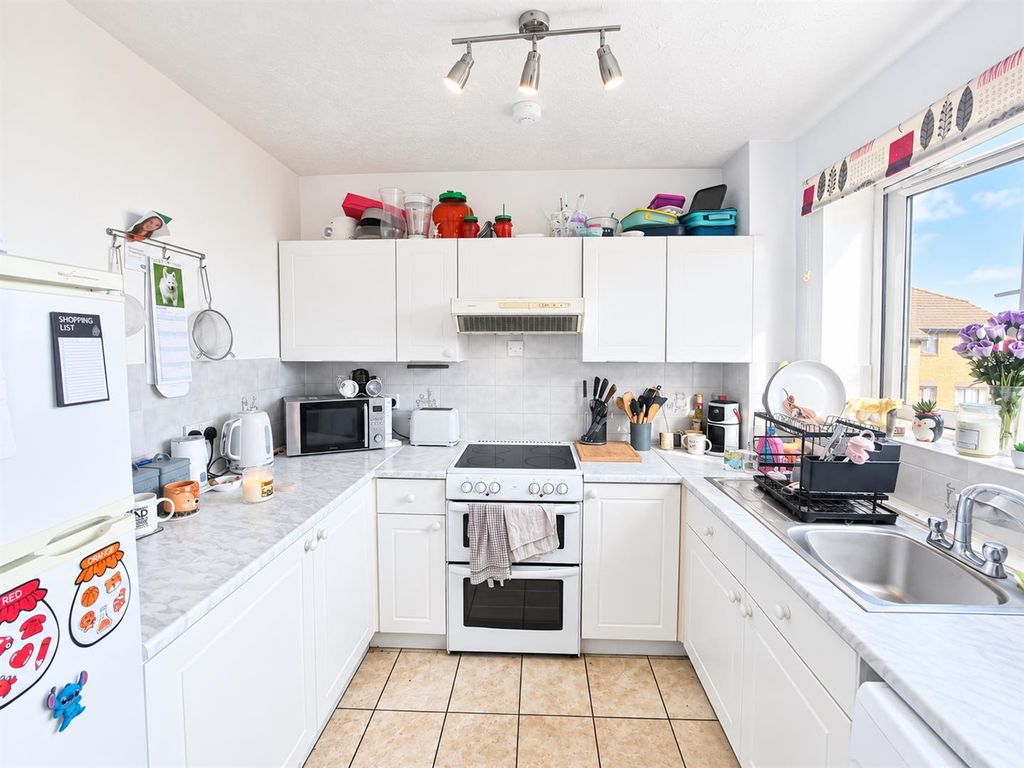 Property photo 3 of 7 Kitchen