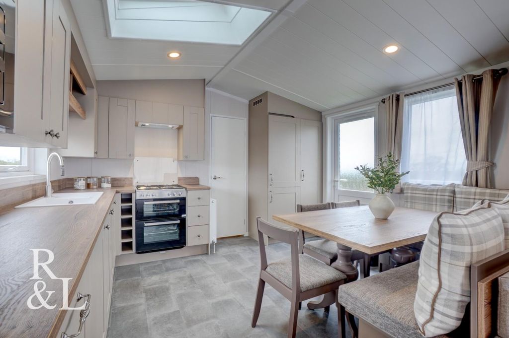 Property photo 3 of 21 Newforest1 (14).Jpg