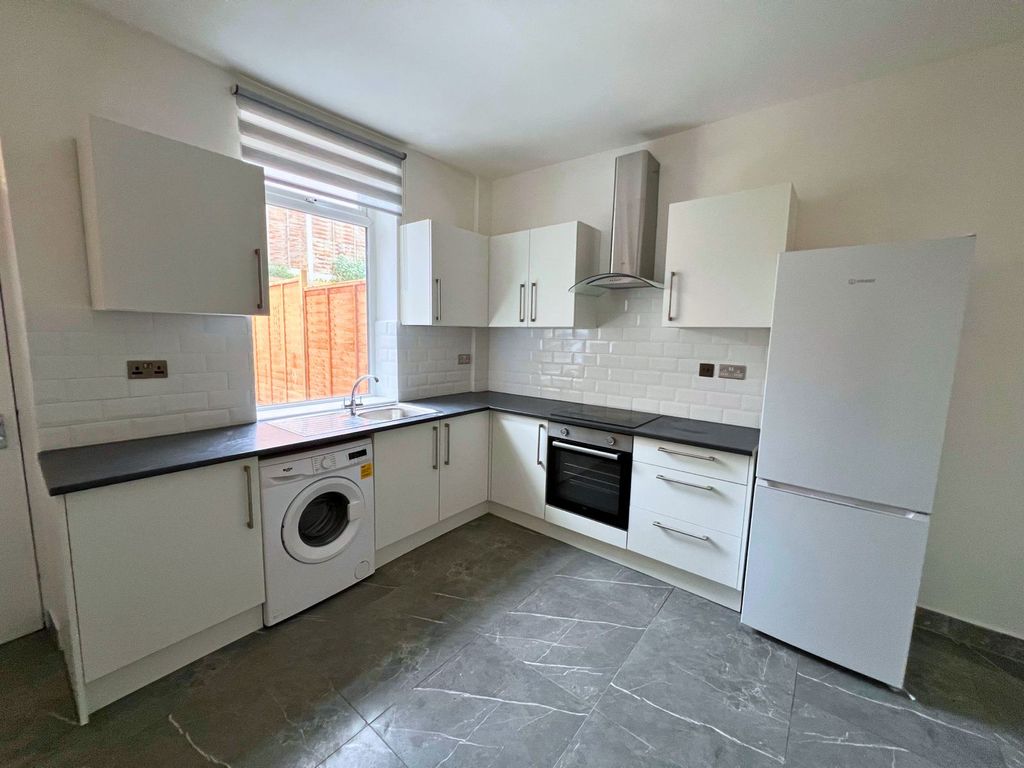 Property photo 1 of 9 132 Burton Road, Monk Bretton, Barnsley, S71 2Lq