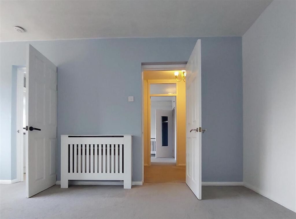 Property photo 2 of 12 2 Living