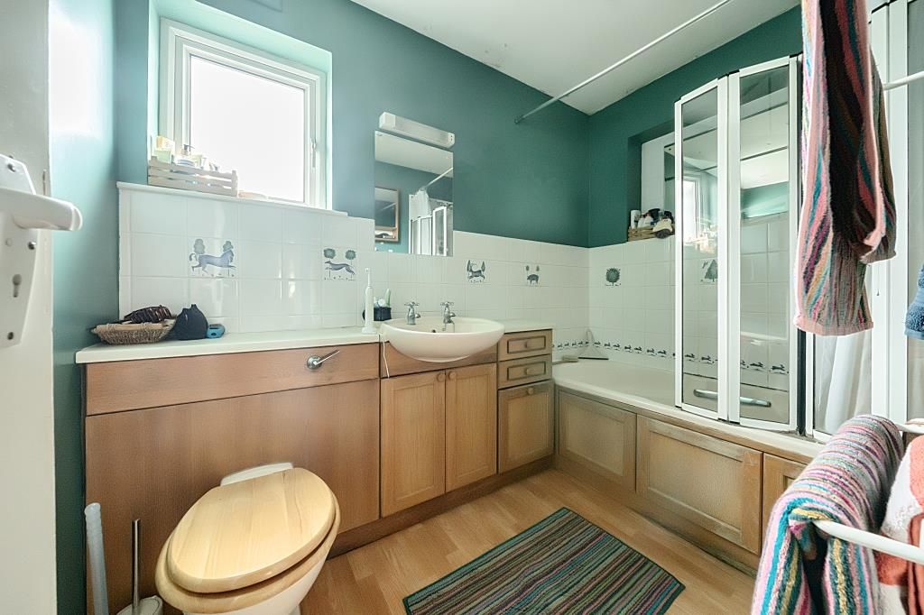 Property photo 2 of 21 Bathroom
