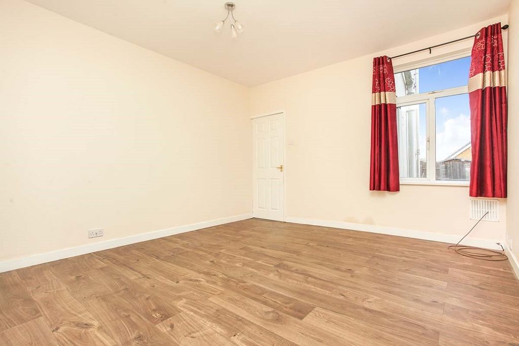 Property photo 3 of 8 Picture No. 17