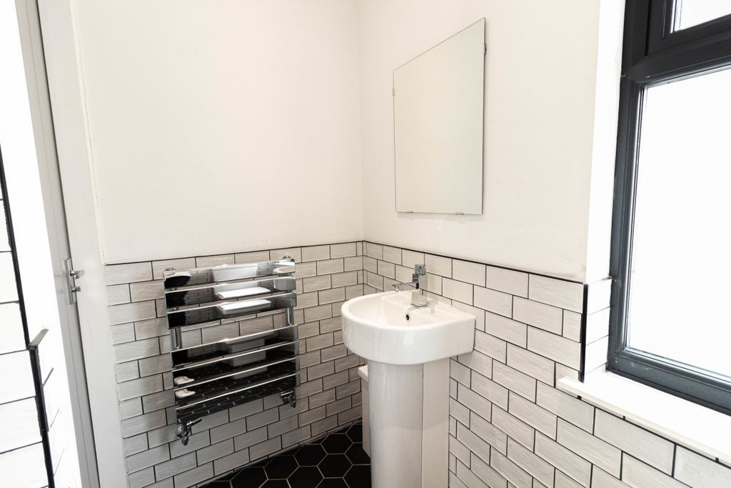 Property photo 2 of 18 74Wr Bathroom