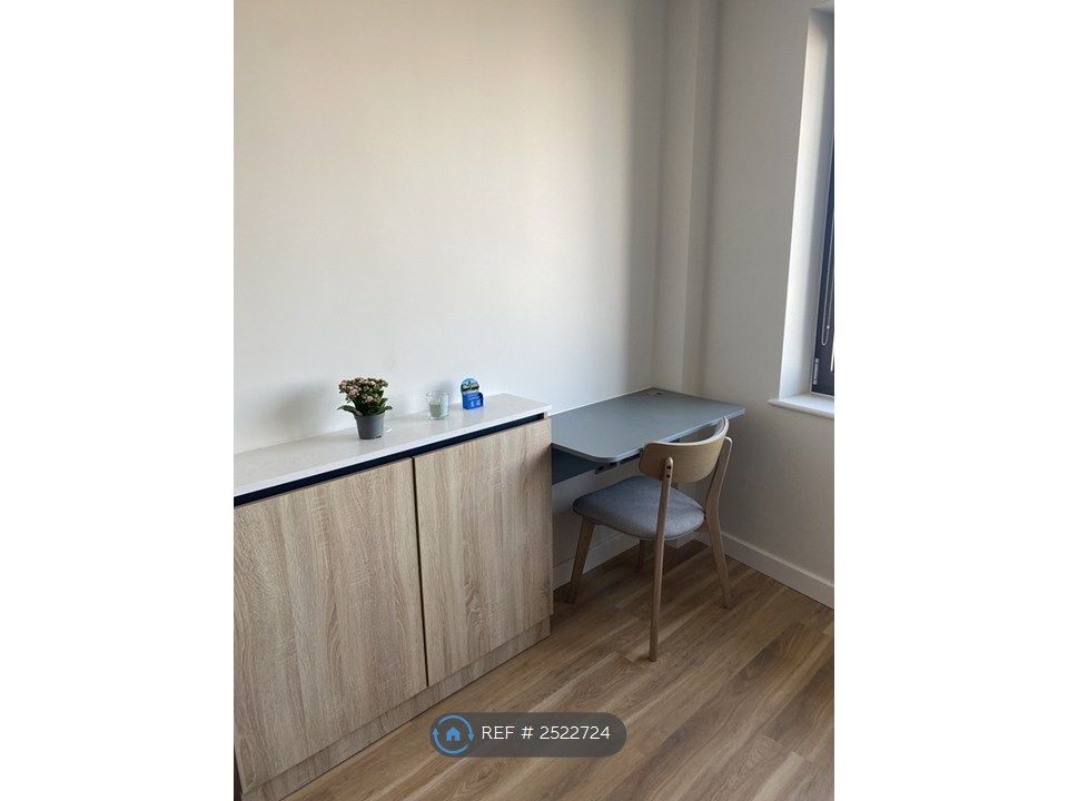 Property photo 3 of 9 Desk And Chair