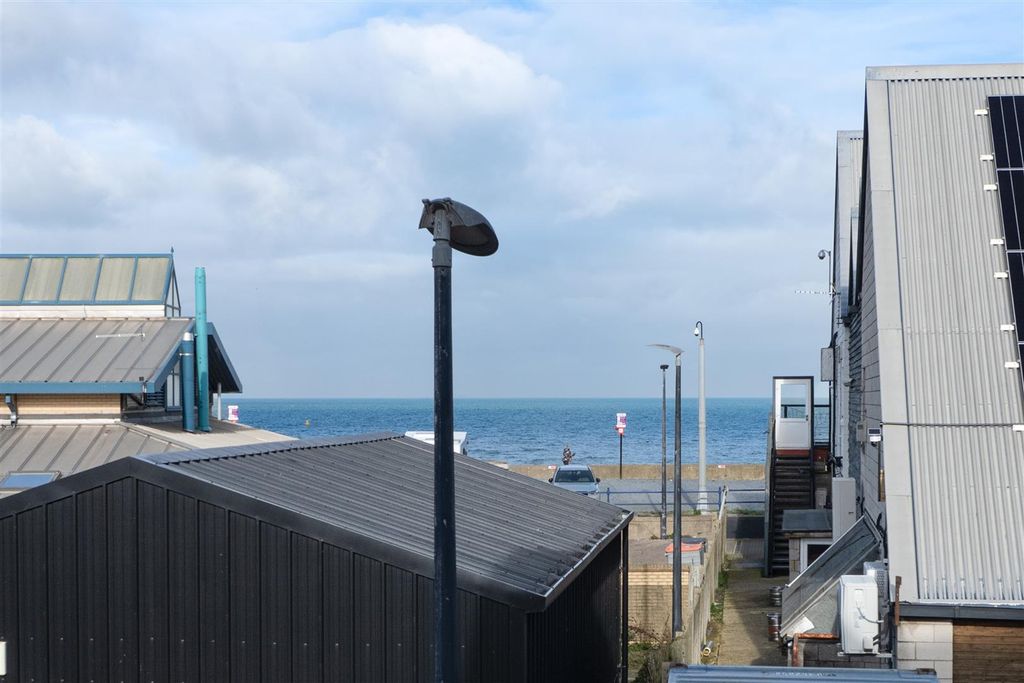 Property photo 2 of 25 Beach Walk, Whitstable