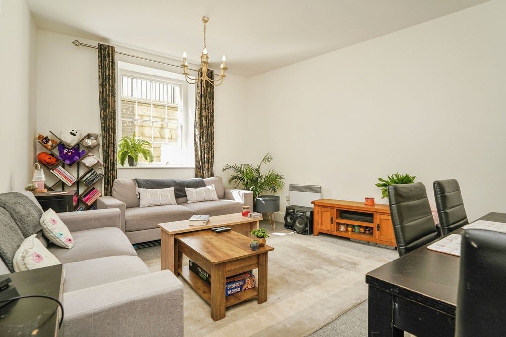 Property photo 3 of 17 Pbox-Img.Jpg