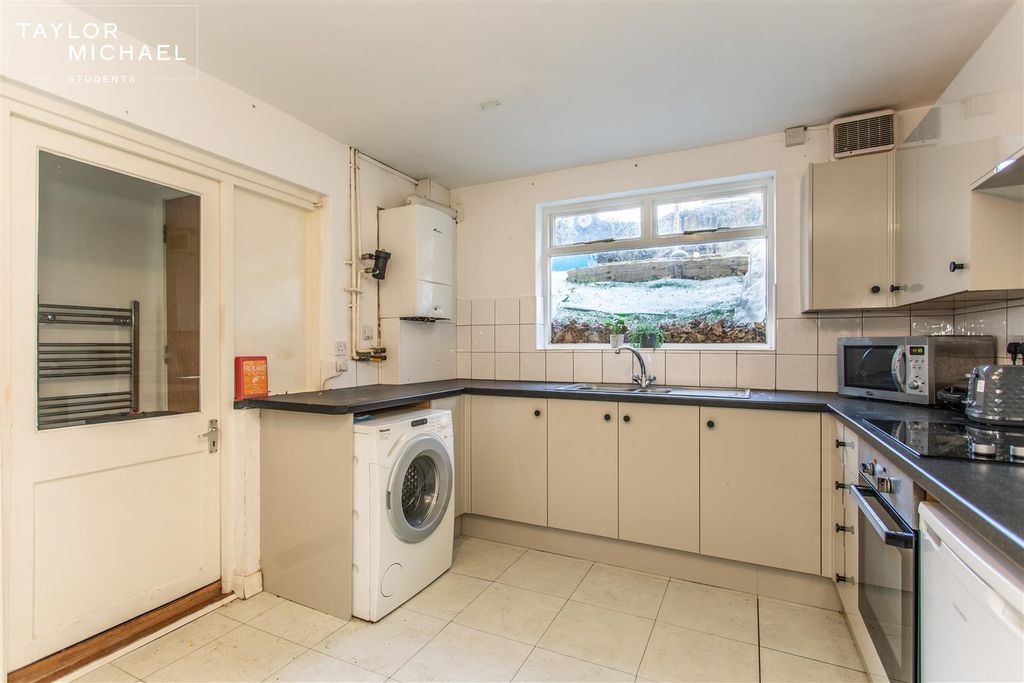 Property photo 3 of 24 Kitchen