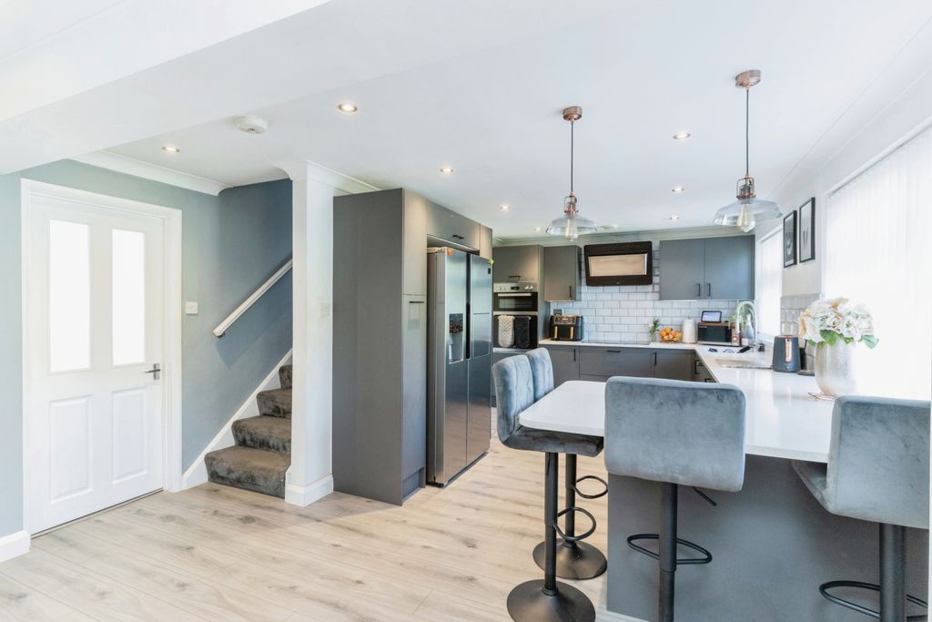 Property photo 1 of 15 Kitchen/Breakfast