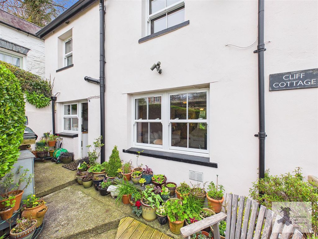 Property photo 1 of 40 Front Garden