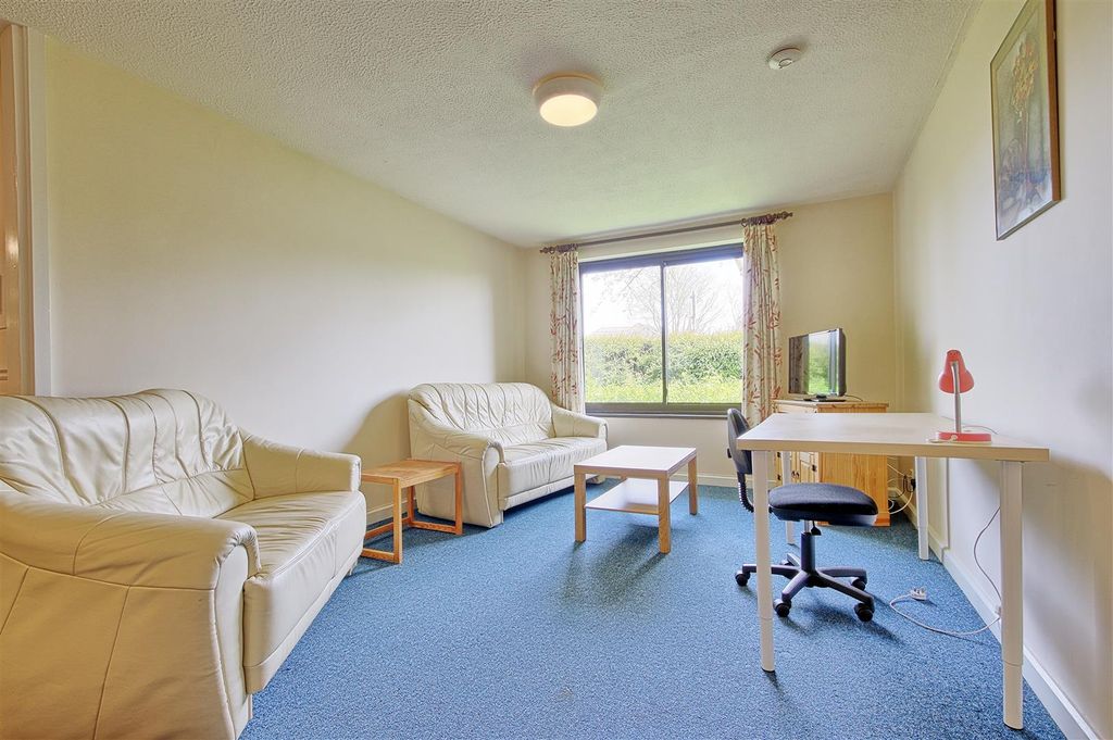 Property photo 2 of 17 Living.Jpg