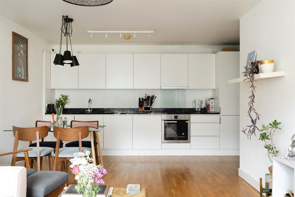 Property photo 2 of 11 Adelaide Wharf E2