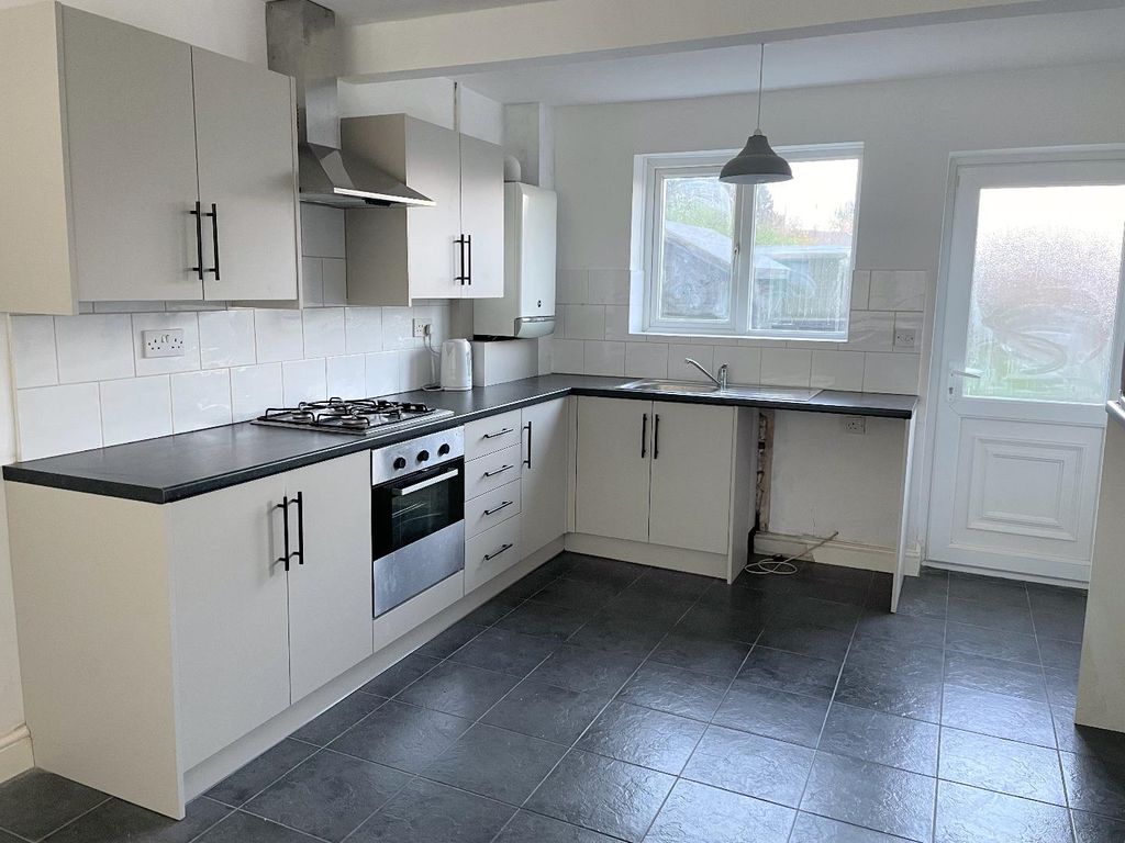 Property photo 2 of 10 Kitchen