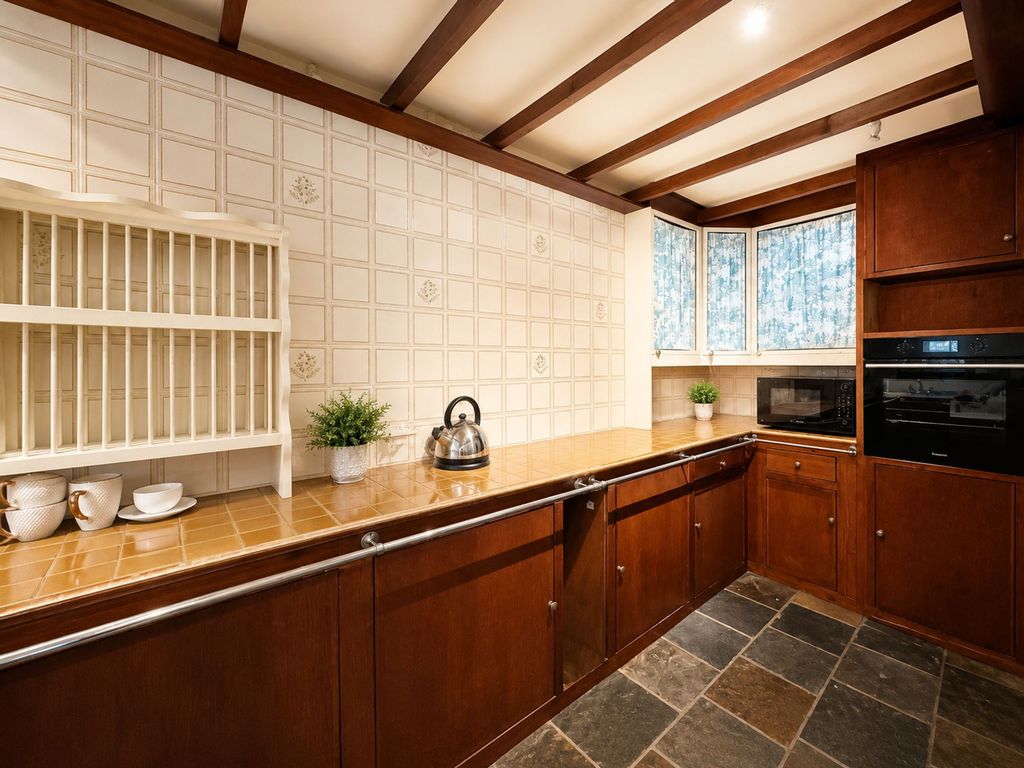 Property photo 3 of 10 Kitchen