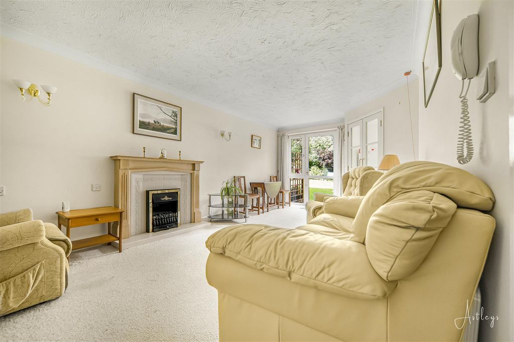 Property photo 3 of 17 Lounge