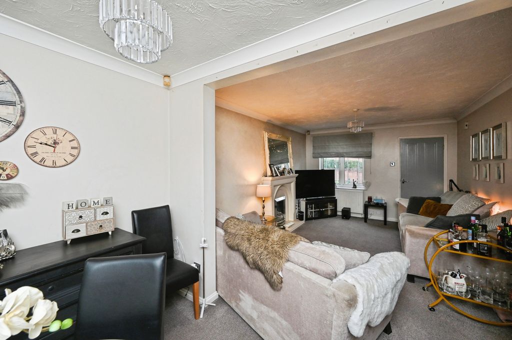 Property photo 3 of 15 Lounge