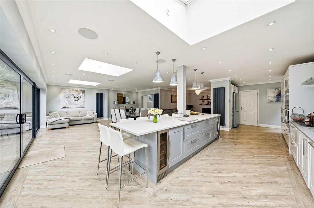 Property photo 3 of 46 Photos-15Dp.Jpg