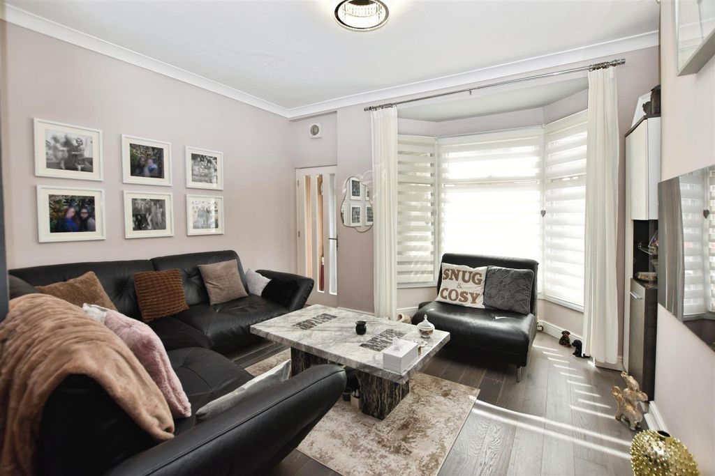 Property photo 2 of 9 Lounge
