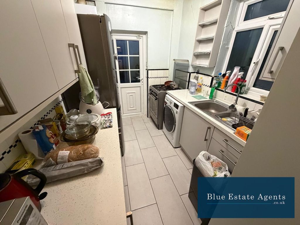 Property photo 3 of 7 Shared Kitchen