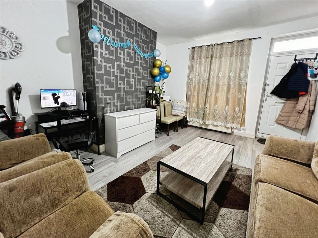 Property photo 2 of 11 Living Room
