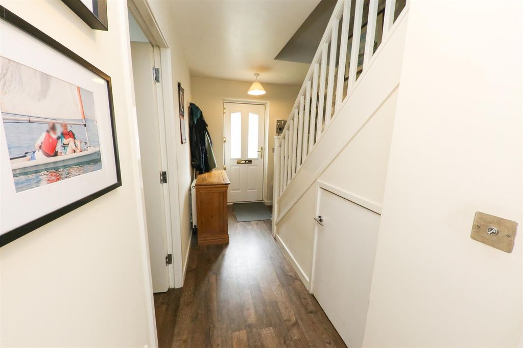 Property photo 3 of 19 Entrance Hall