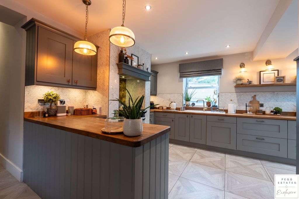 Property photo 2 of 48