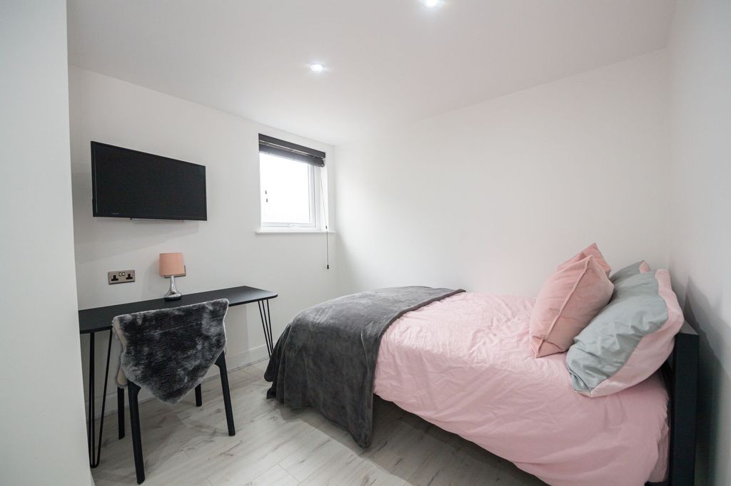 Property photo 1 of 9 Bright And Modern Bedroom Featuring A Comfortable ...