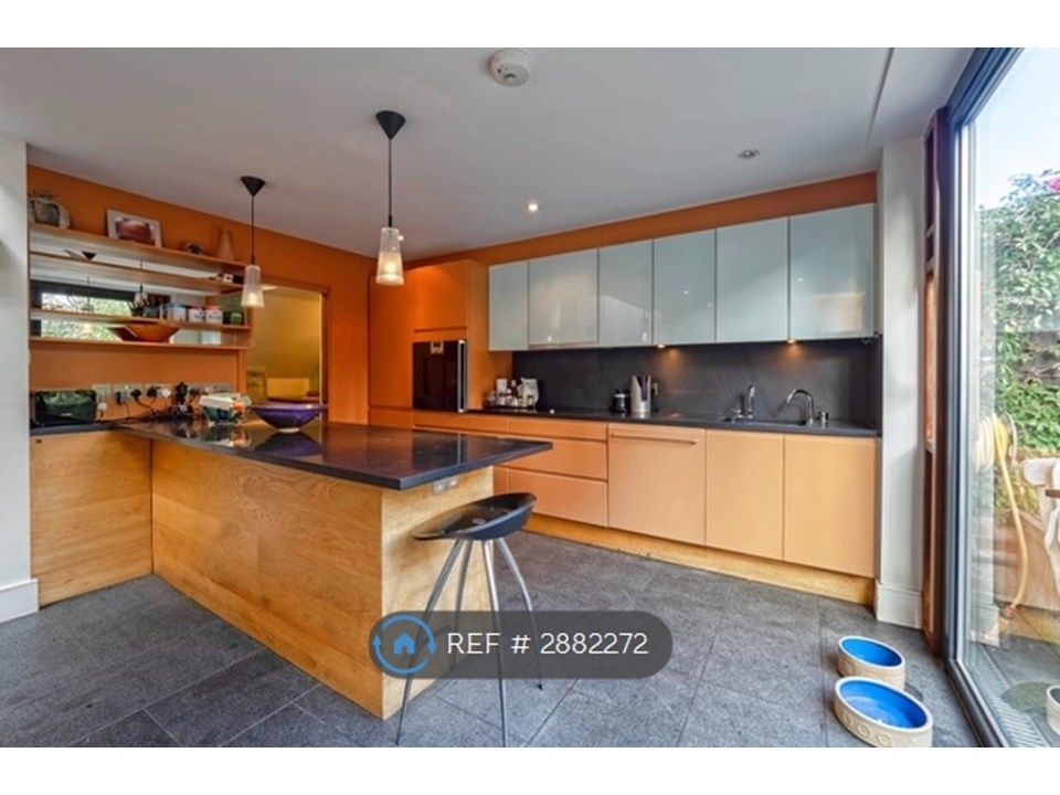Property photo 3 of 18 Kitchen