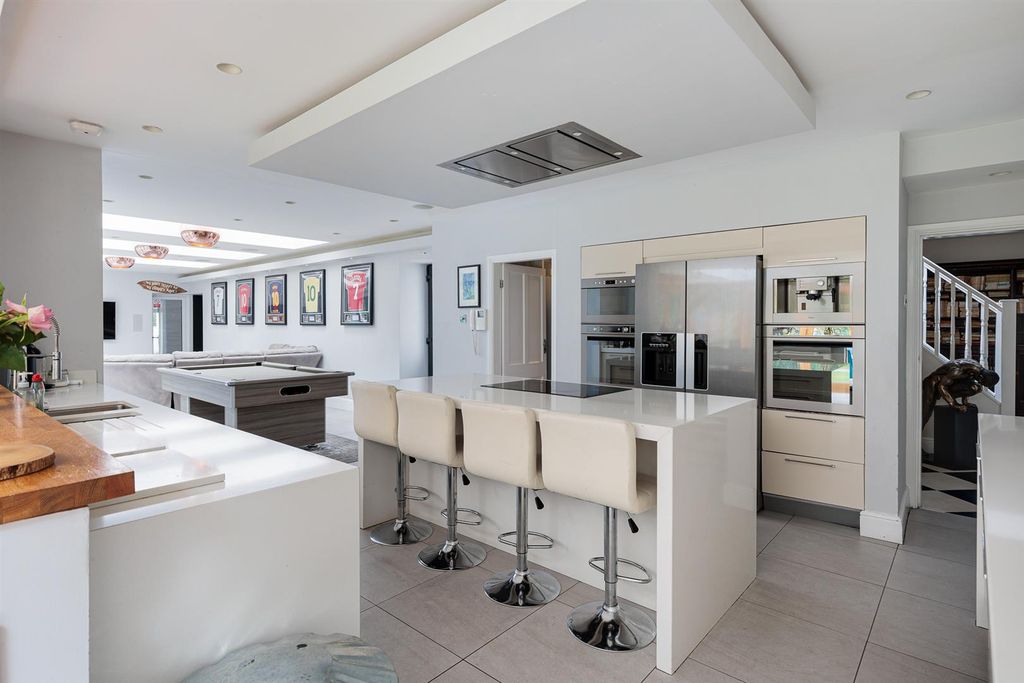 Property photo 3 of 32 Mereside_House_13.Jpg