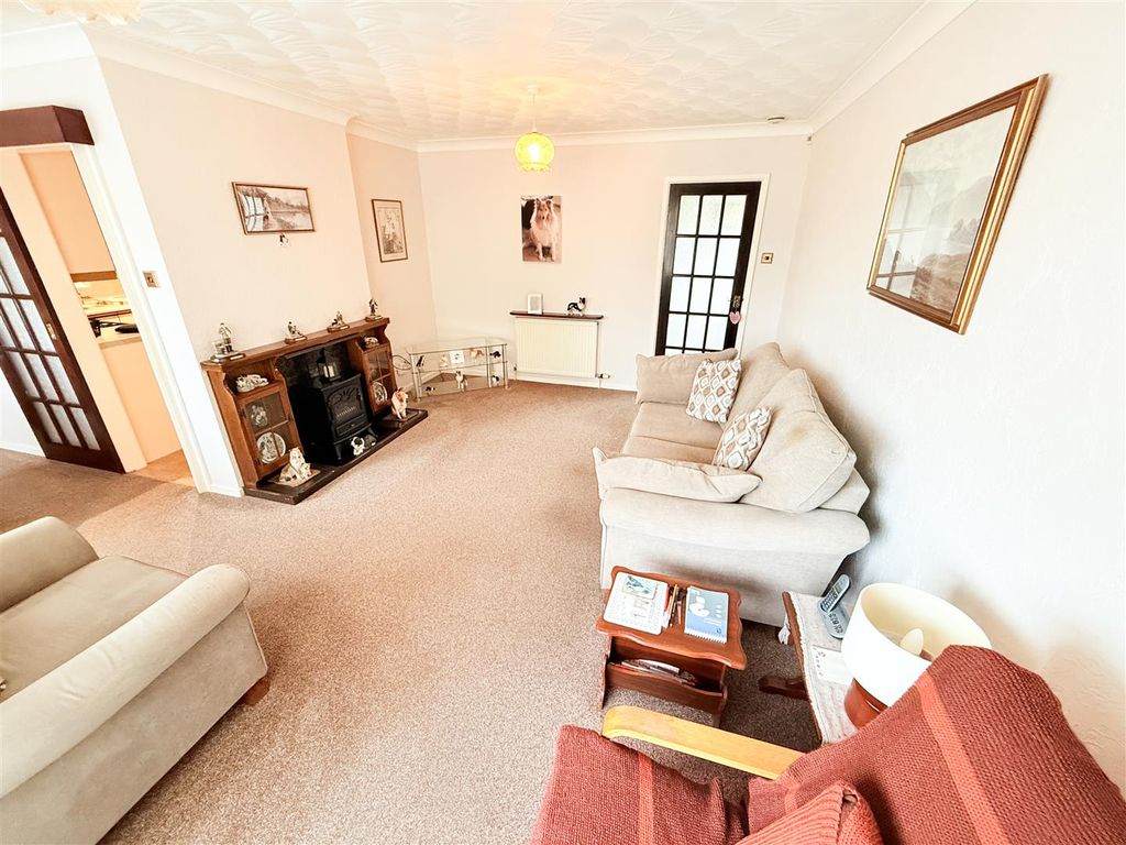 Property photo 2 of 11 'l'shaped Lounge/Dining Room