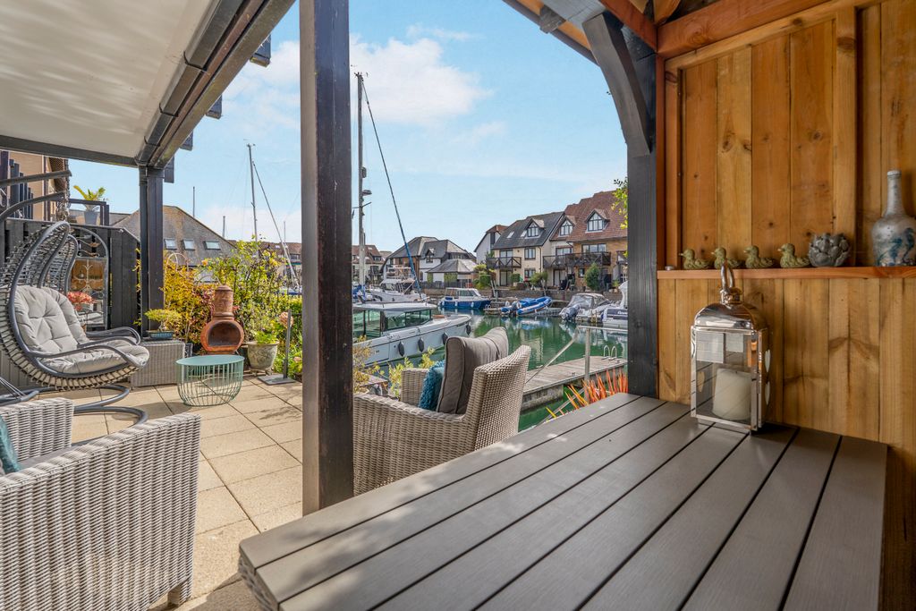 Property photo 3 of 20