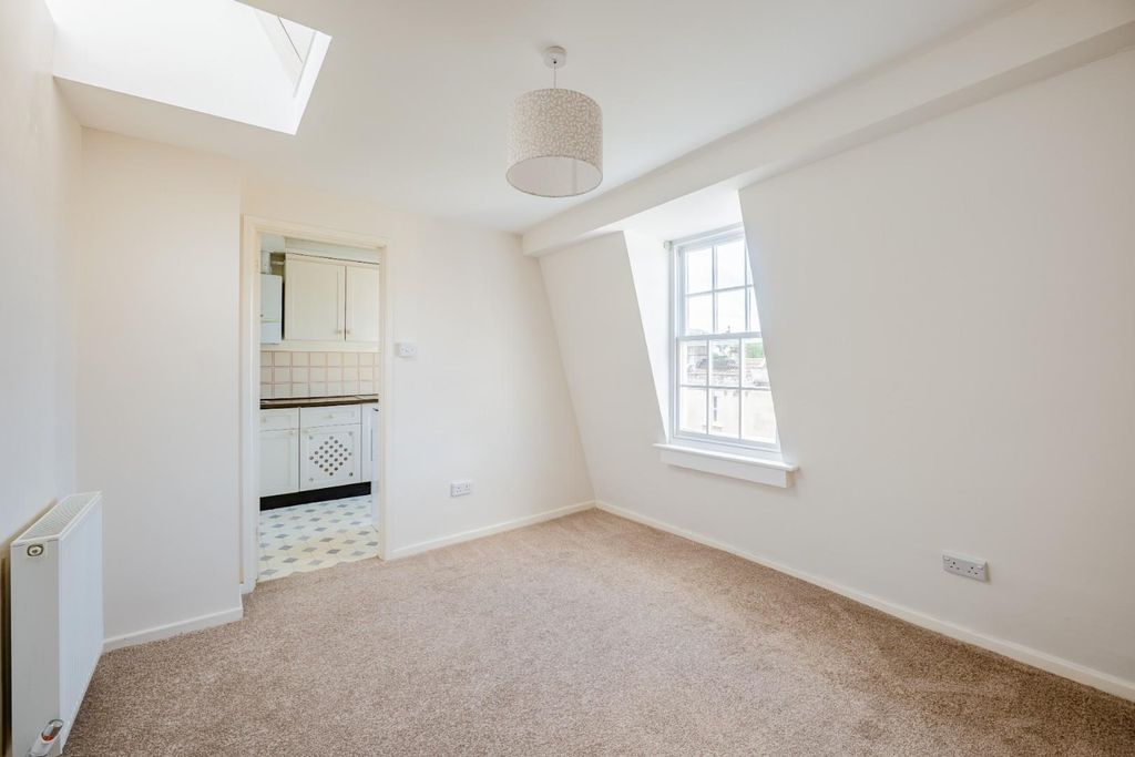 Property photo 2 of 14 Top Floor Flat 13 Lambridge Place BA1 6Ru-7.Jpg