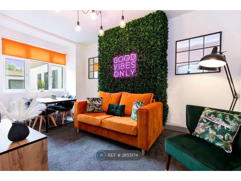 Property photo 1 of 11 Living/Dining Room