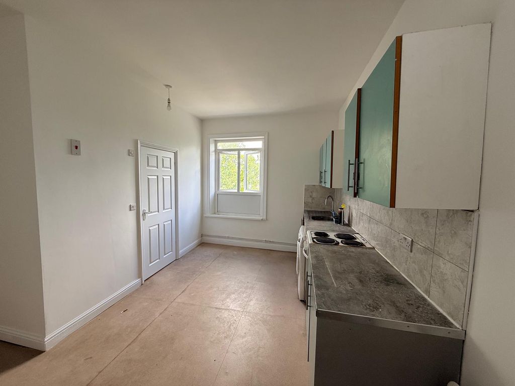 Property photo 3 of 11 Kitchen1