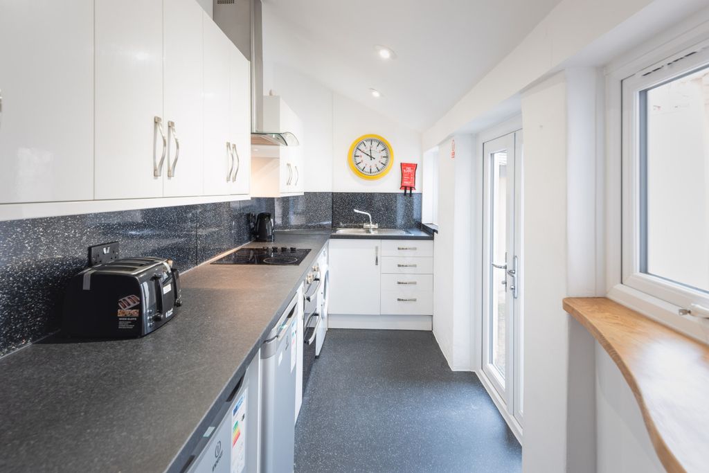 Property photo 2 of 13 4 Old Park Road, Kitchen 1