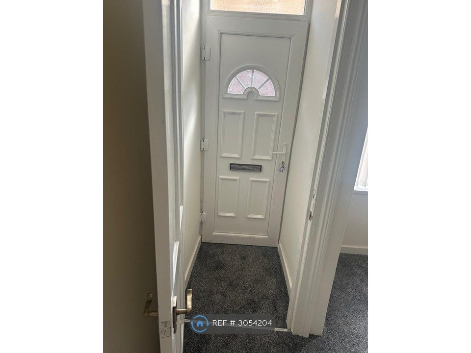 Property photo 1 of 12 Upvc Door To Retain Heat And Security