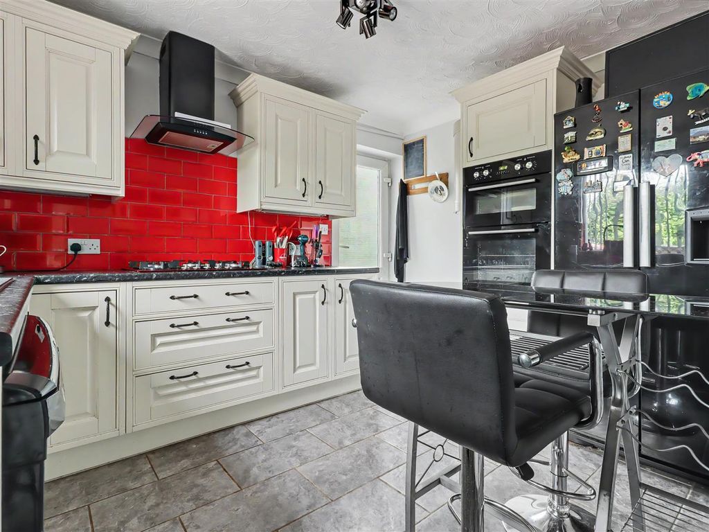 Property photo 3 of 17 Kitchen