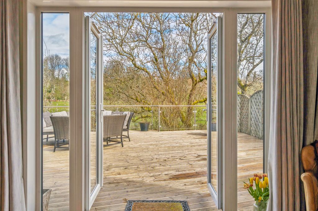 Property photo 3 of 32