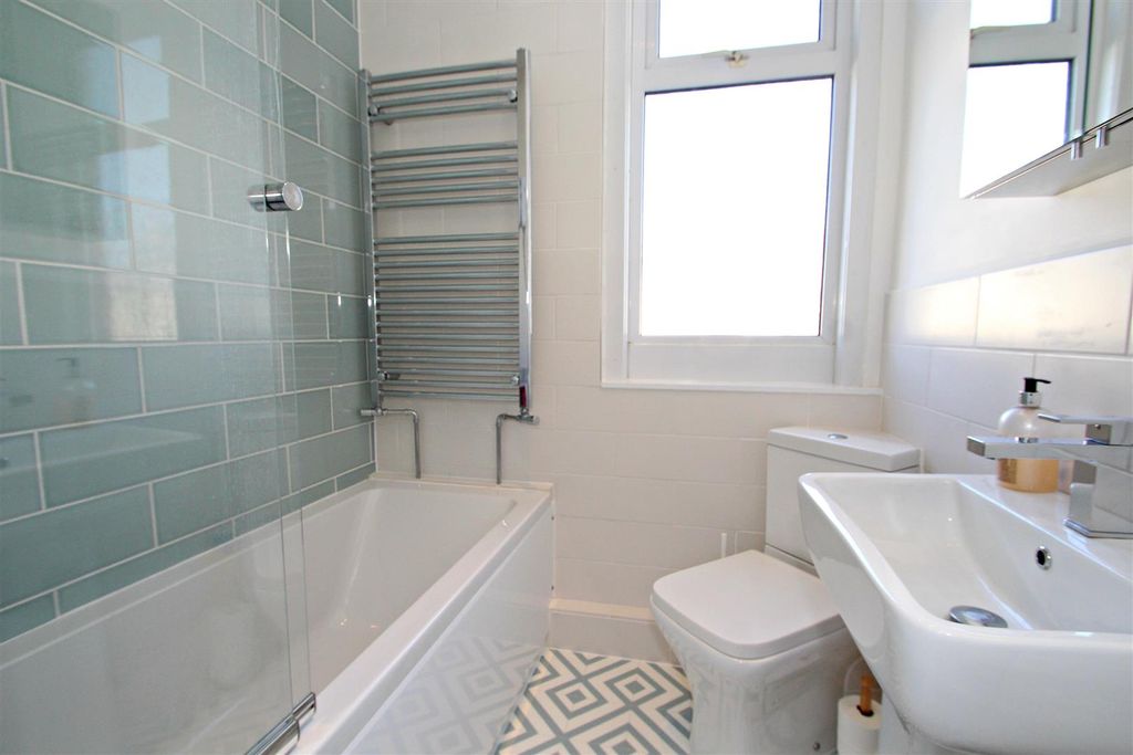 Property photo 3 of 11 Bathroom.Jpg
