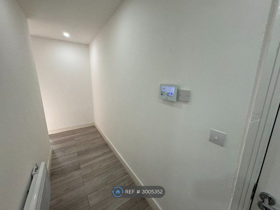 Property photo 3 of 11 Hallway