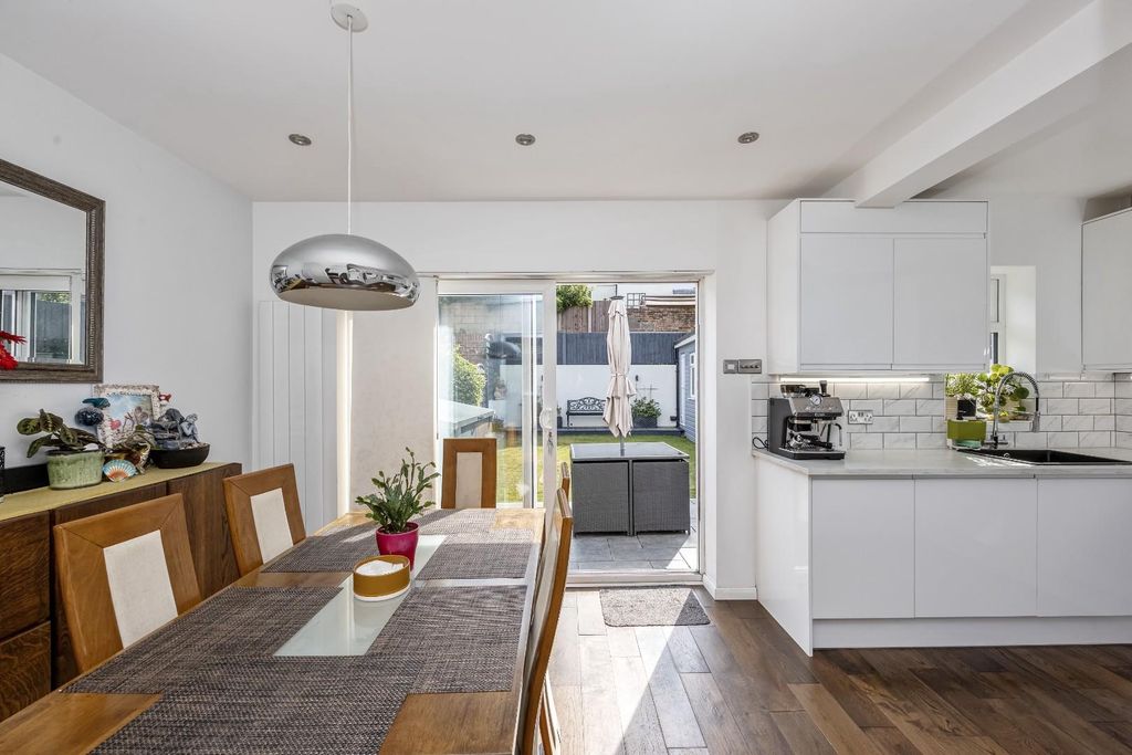 Property photo 3 of 26 Hurst Crescent 2-020.Jpg