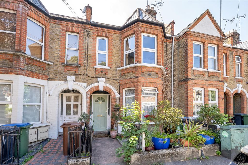 Property photo 1 of 18 Carr Road, E17