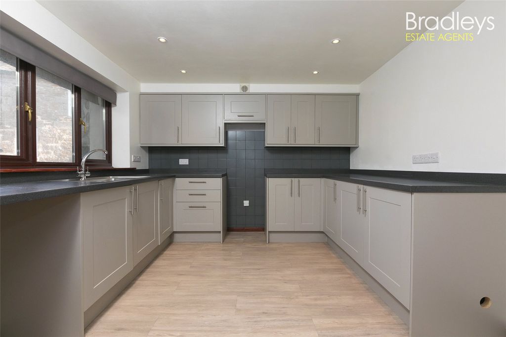 Property photo 3 of 12 Picture No. 01