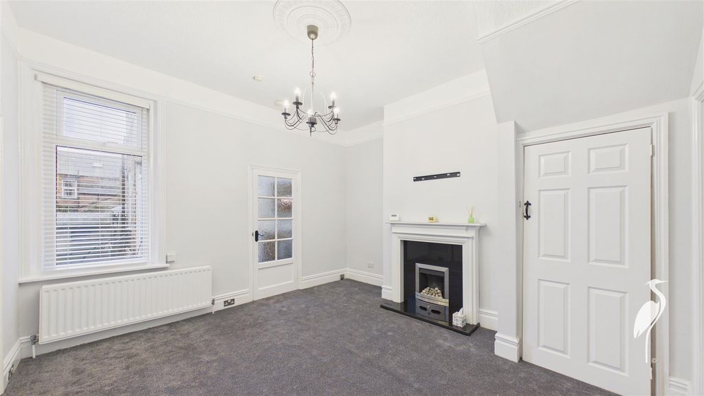 Property photo 2 of 16 Lounge