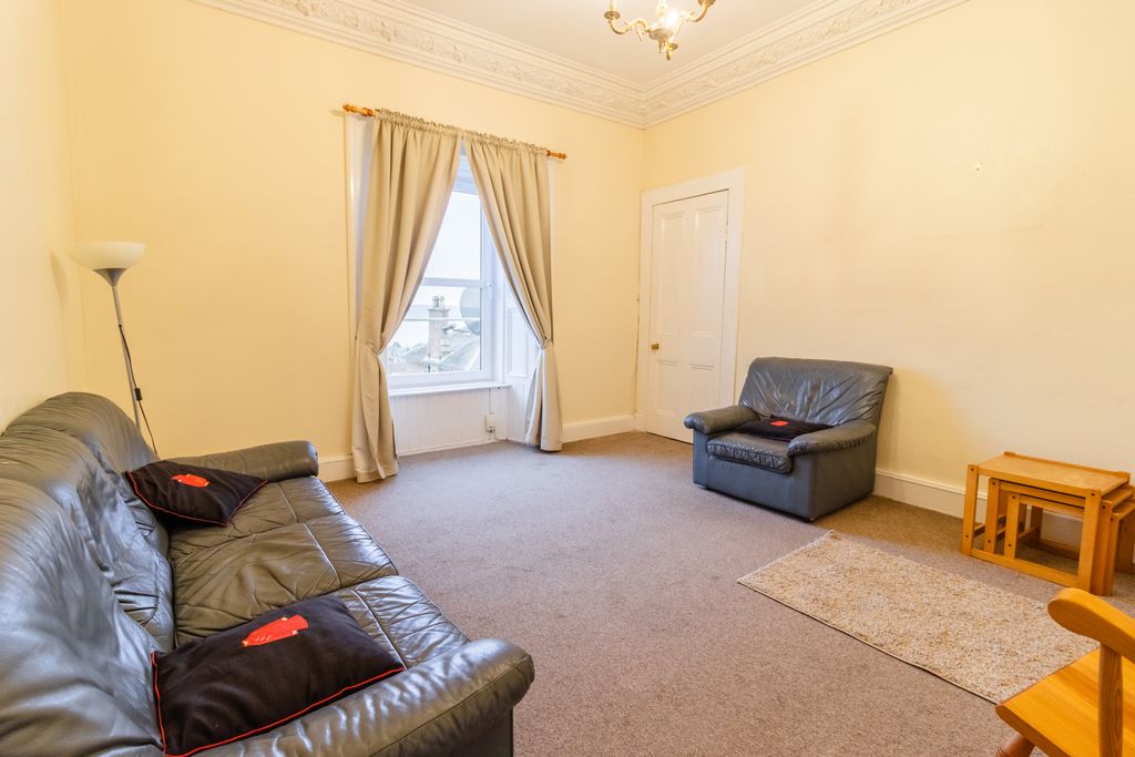 Property photo 3 of 16 Lounge